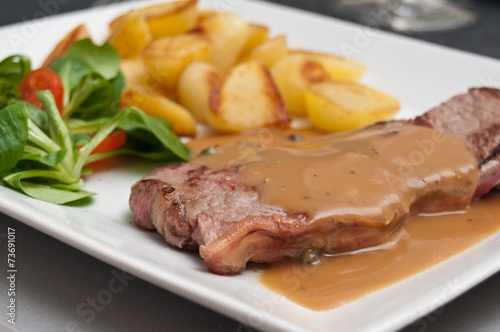 Obraz na plátně Faux filet de boeuf sauce au poivre, pommes de terres sautées ma