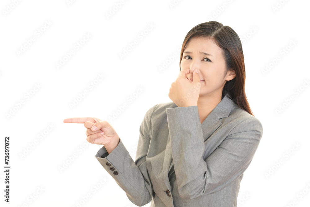 鼻をおさえる女性 鼻をおさえる女性