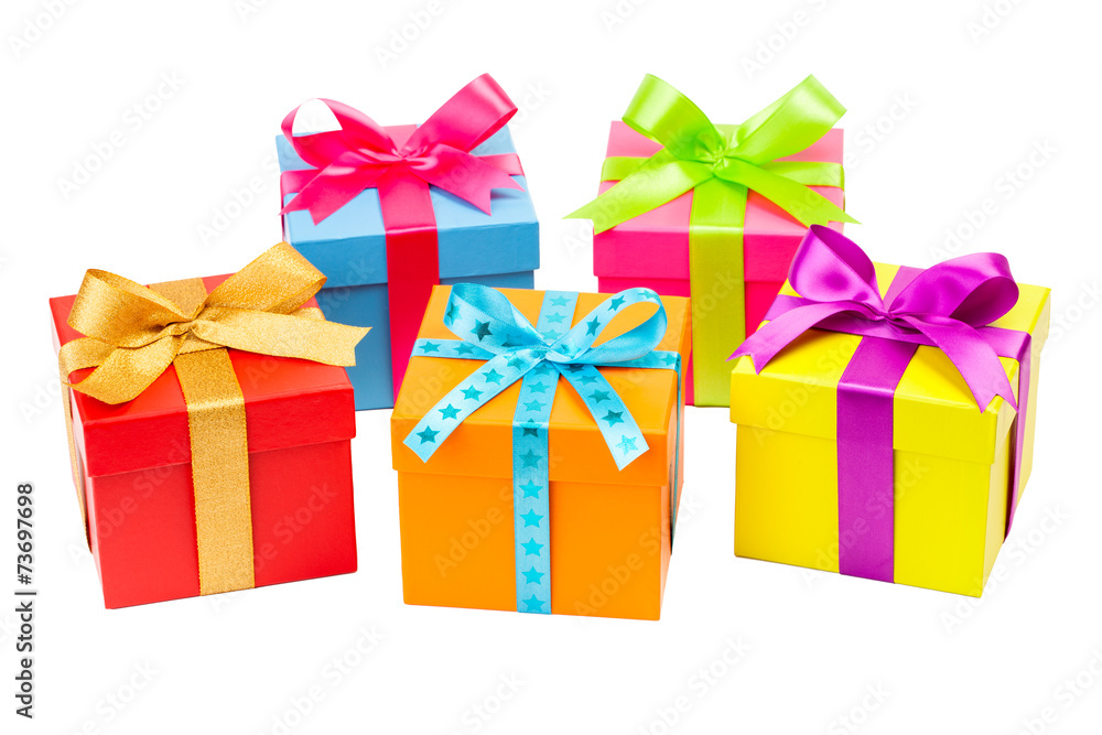 Bunte Geschenke vor weißem Hintergrund Bunte Geschenke vor weißem Hintergrund