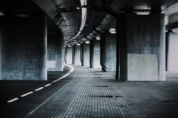 Ingelijste posters Grijs Onder een betonnen verkeersbrug  © chaossart