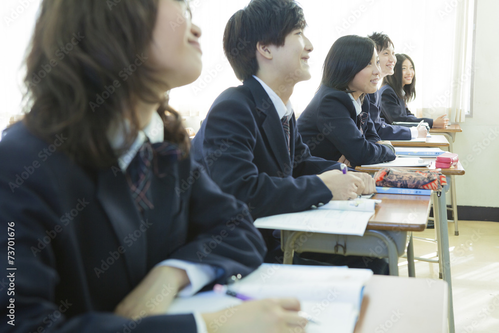 授業を受ける高校生たち 授業を受ける高校生たち