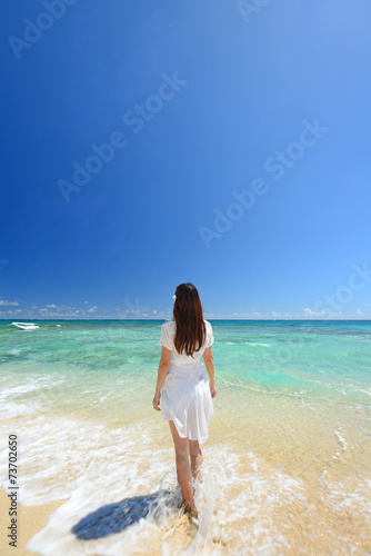 Fototapeta Naklejka Na Ścianę i Meble -  南国沖縄の美しいビーチと女性