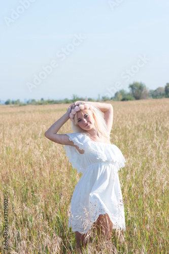 Wallpaper Mural Девушка в поле Torontodigital.ca