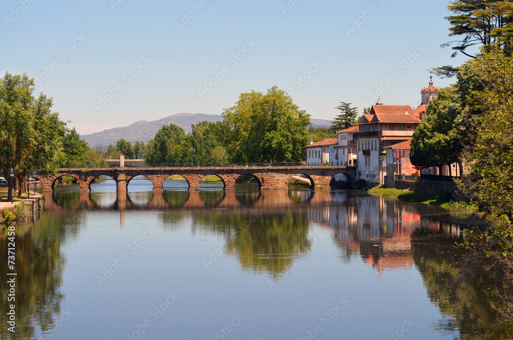 Obraz premium Blick auf die alte römische Brücke in Chaves
