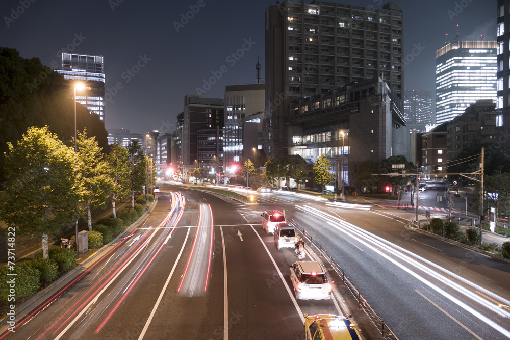 大都市東京 夜の幹線道路イメージ　自動車の光跡