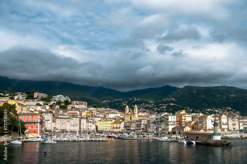 Bastia : vue large du vieux port sous l'orage