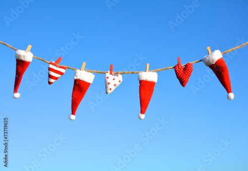 Weihnachtsmützen an der Wäs...