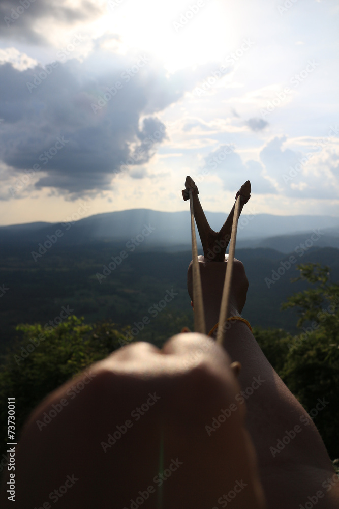 Foto Hand pulling slingshot preparing to shoot