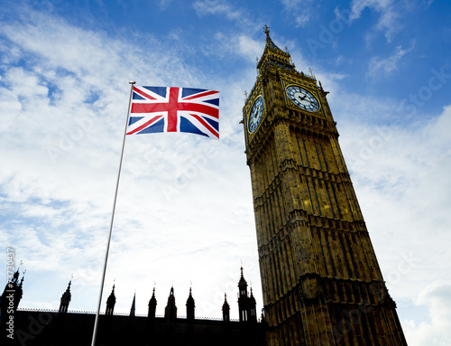 London, Big Ben mit Nationalflagge