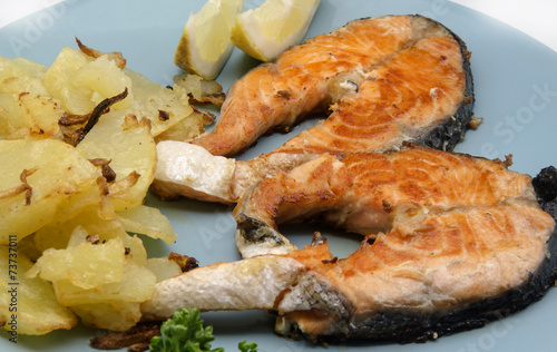 Salmon a la plancha con patatas fritas