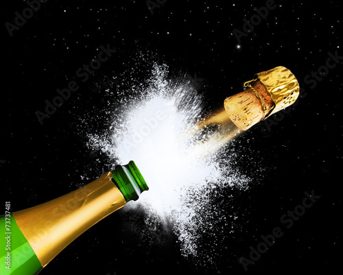 Sektflasche mit spritzendem Sekt