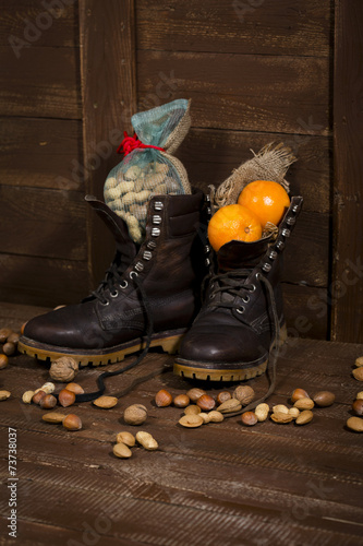 Nikolausstiefel mit Nüssen und Orangen
