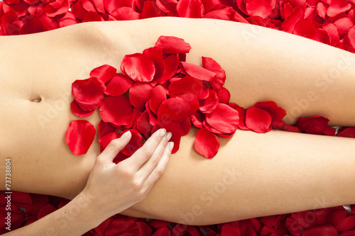 Naklejka na okno łazienkowe Kobiece ciało z czerwonymi płatkami róży