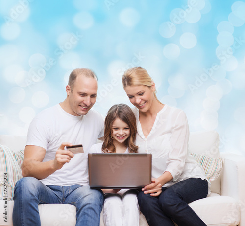 happy family with laptop computer and credit card © Syda Productions
