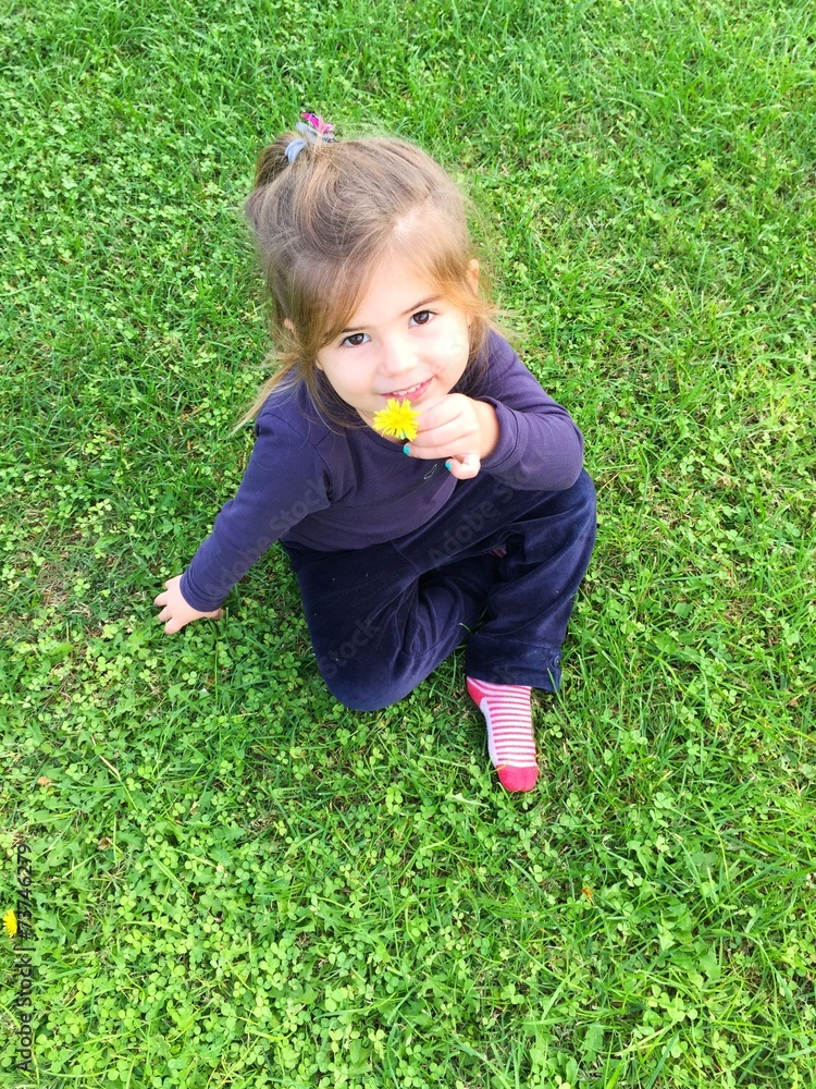 Graziosa e simpatica bimba che gioca sul prato. Graziosa e simpatica bimba che gioca sul prato.