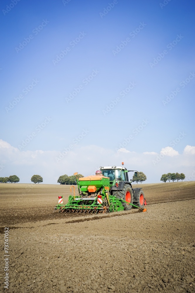 Obraz premium Ackerschlepper mit Sämaschine bei der Herbstbestellung