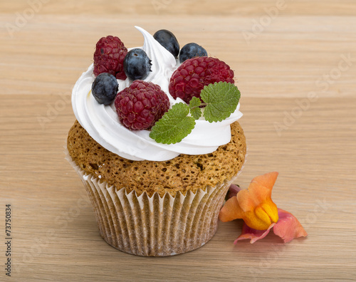 Cupcakes with berries