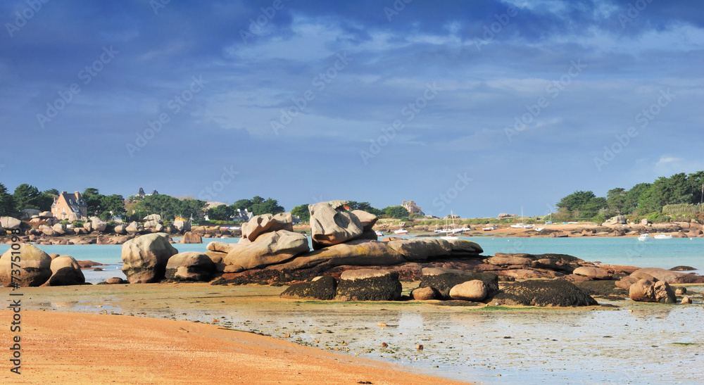 Rochers de la côte de granit rose sur une plage de Trégastel Stock ...