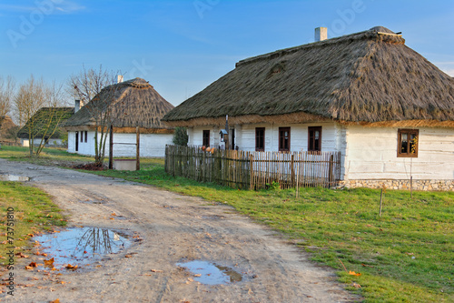 Stare drewniane domy kryte strzechą