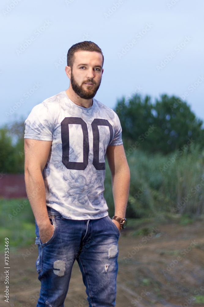 Fototapeta premium Chico guapo posando