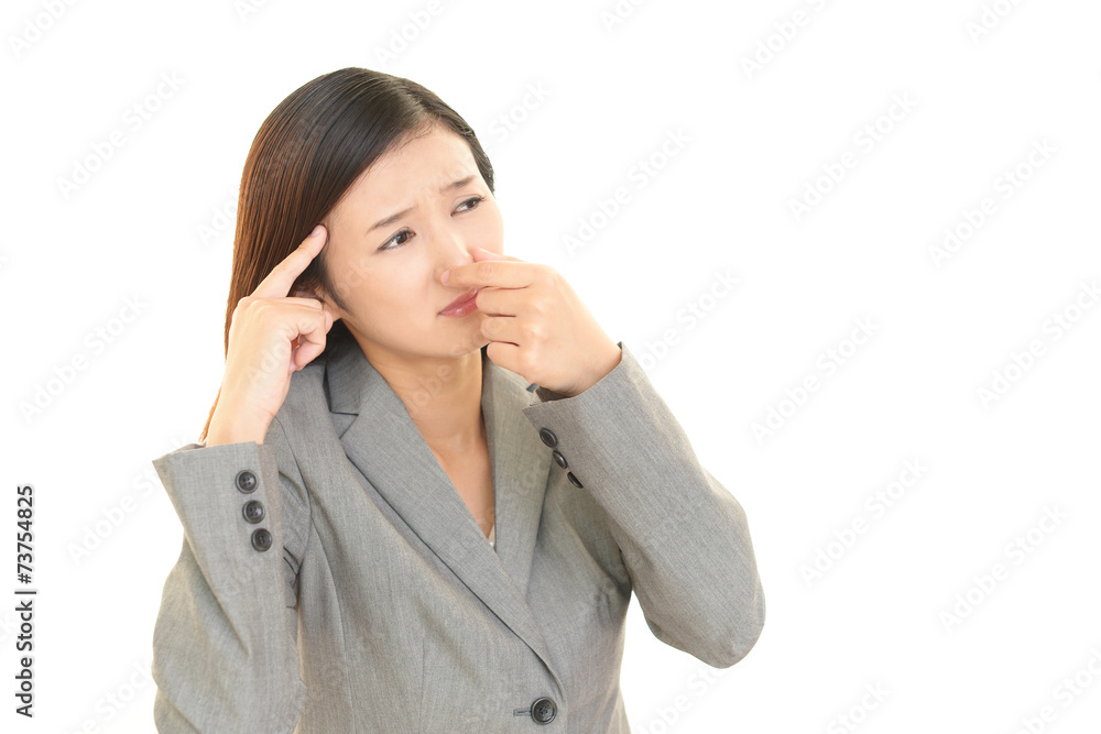 不快な表情を浮かべる女性 不快な表情を浮かべる女性
