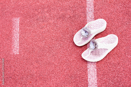 Fotografía empty stadium arena and sandal shoe on race running track treadm