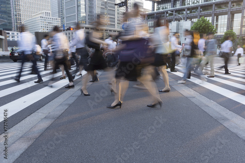 東京駅前 丸の内 大手町のビジネスマン イメージ（スローシャッター）