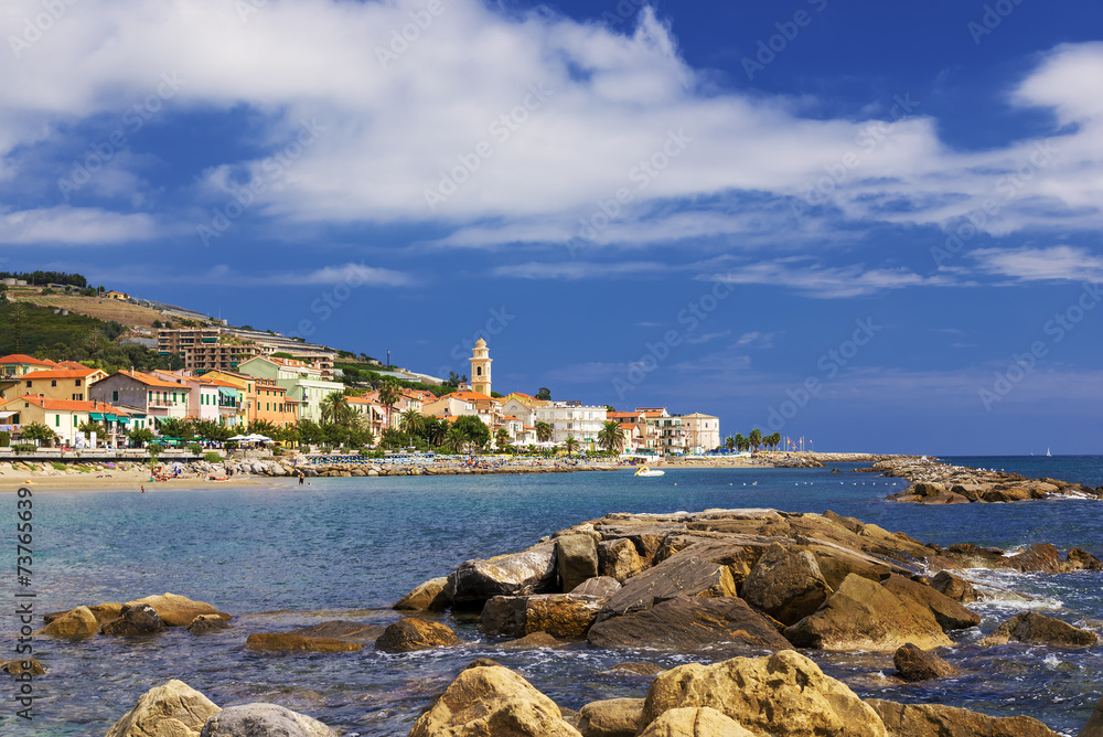 Riva Ligure und Wellenbrecher StockFoto Adobe Stock
