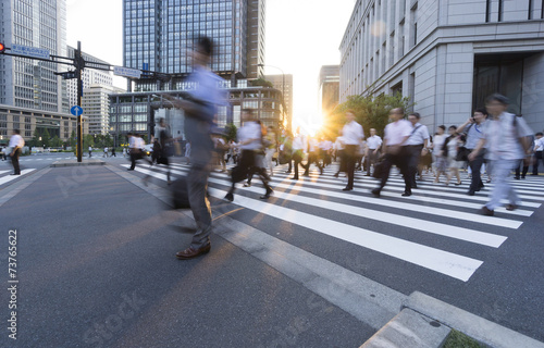Photography 東京駅前　丸の内 のビジネスマン イメージ（スローシャッター）
