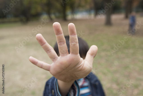 Boy cites right hand © Monet