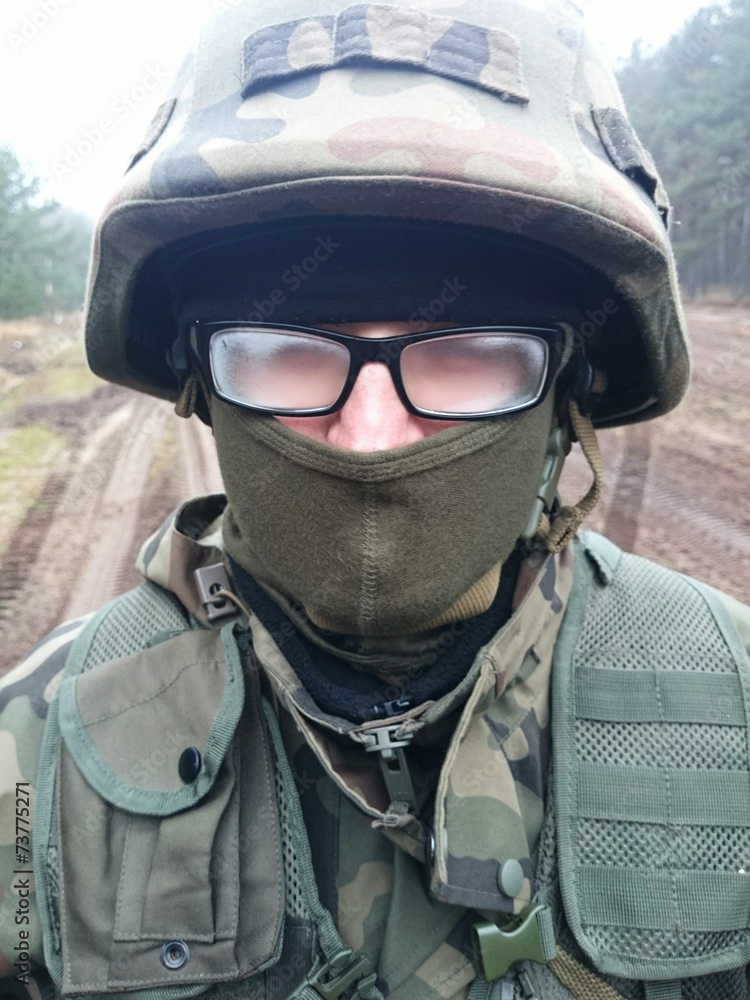 Żołnierz z zaparowanymi okularami Żołnierz z zaparowanymi okularami