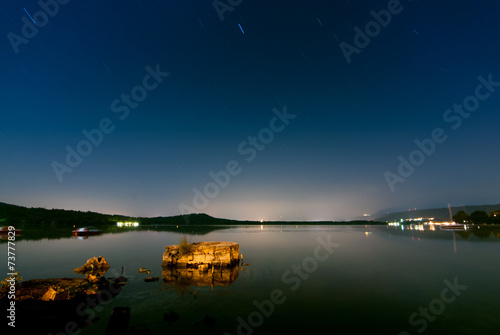 cielo notturno stellato sopra al lago di viverone