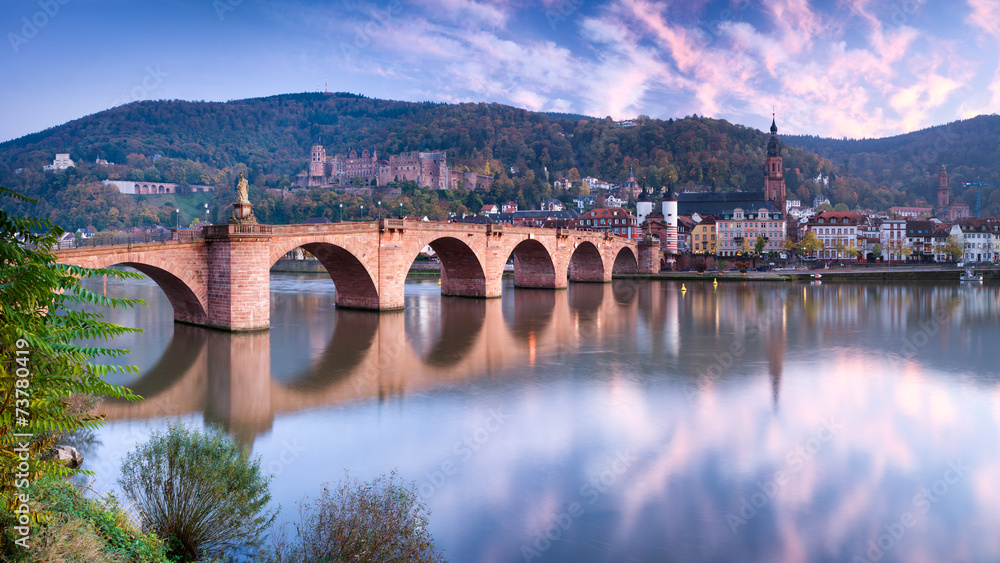 Alte Brücke in Heidelberg im Herbst