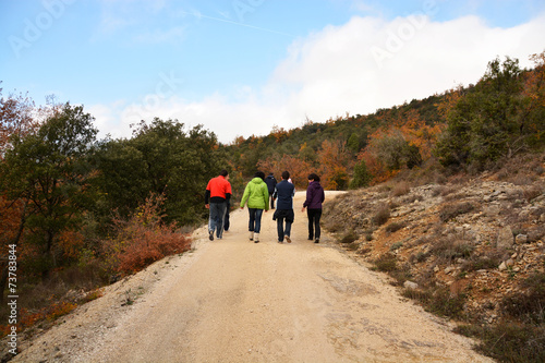 caminando por el monte en oto  o