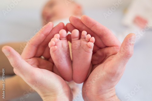 Mains pieds bébé photo
