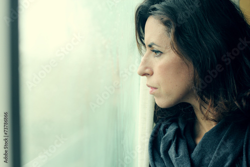 Fotografie beautiful 35 year old woman stands in front of the window