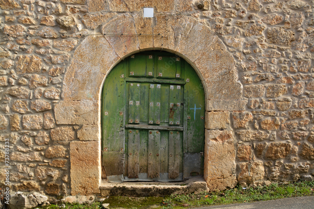 puerta de madera en casa tipica de piedra
