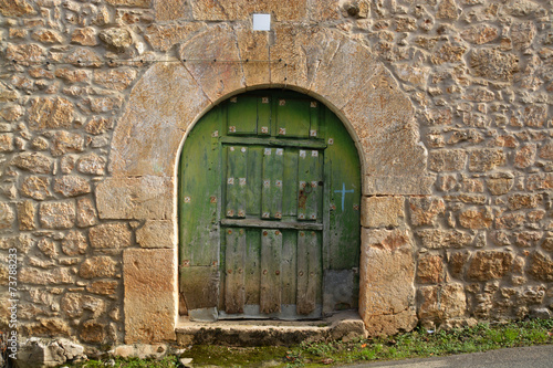 puerta de madera en casa tipica de piedra © uzkiland