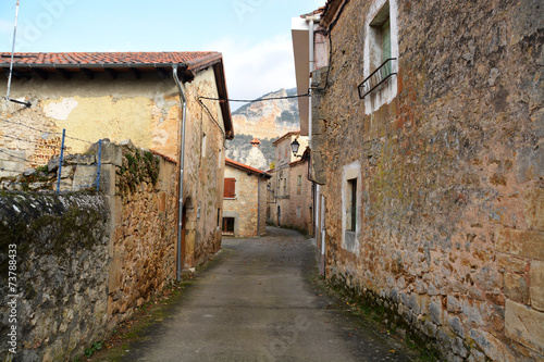 Fototapeta Naklejka Na Ścianę i Meble -  calle en pueblo tipico con casas de piedra (pesquera de ebro)