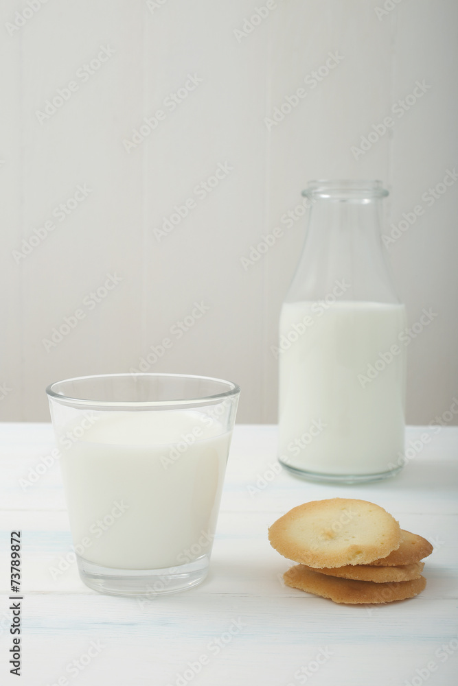 latte bicchiere di vetro su tavolo latte bicchiere di vetro su tavolo