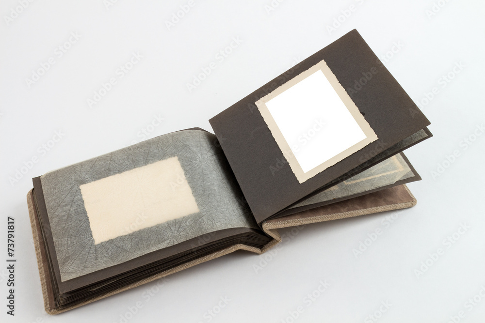 Fotoalbum aufgeschlagen mit Bild freigestellt Fotoalbum aufgeschlagen mit Bild freigestellt