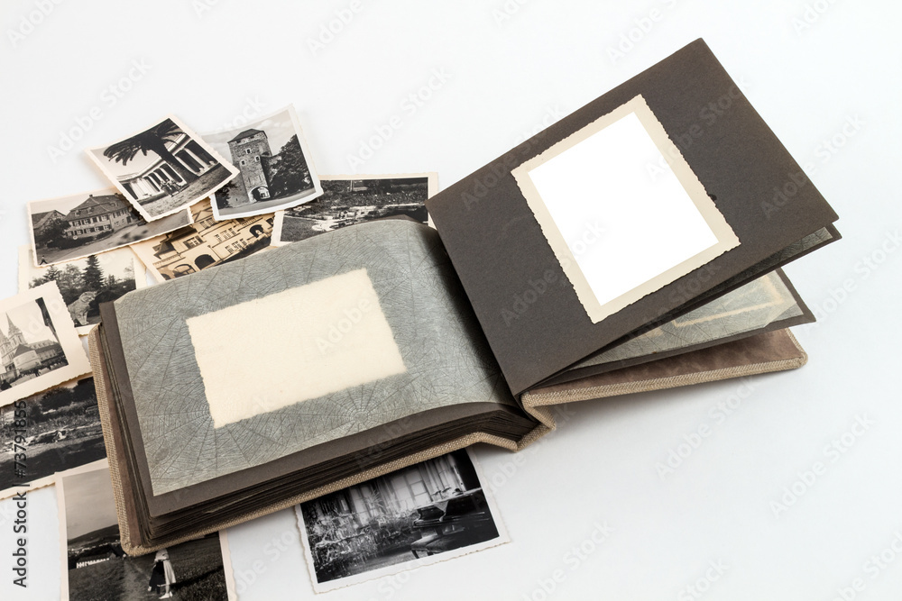 Fotoalbum aufgeschlagen mit Bildern freigestellt Fotoalbum aufgeschlagen mit Bildern freigestellt