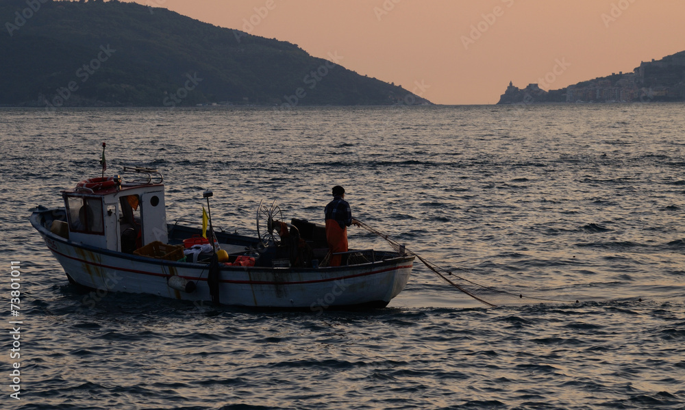 Fototapeta premium peschereccio al tramonto