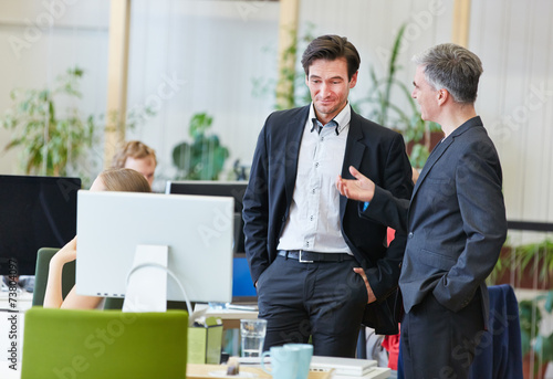 Männer im Büro reden miteinander photo