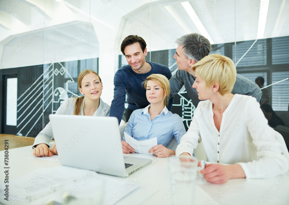 Business Team bei Schulung am Computer