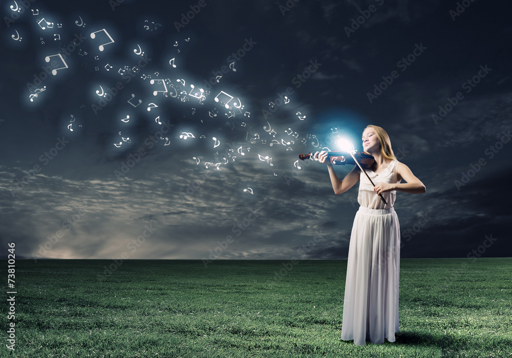 Naklejka premium Woman violinist