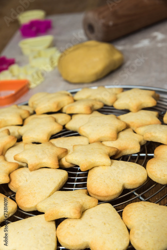 Cooking christmas cookies © Pixavril