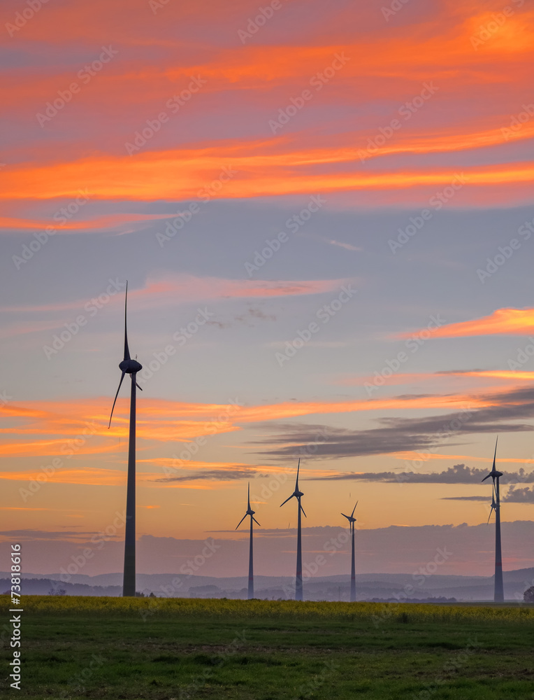 Obraz premium Wind engines and evening sky