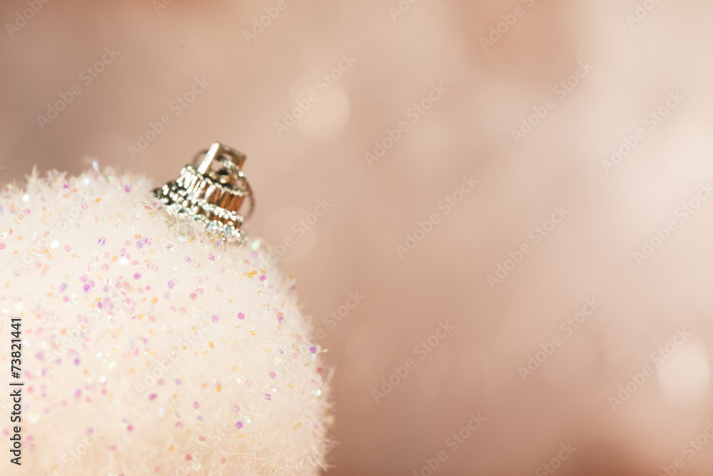 Obraz premium White Christmas ornament on artificial snow with copy space