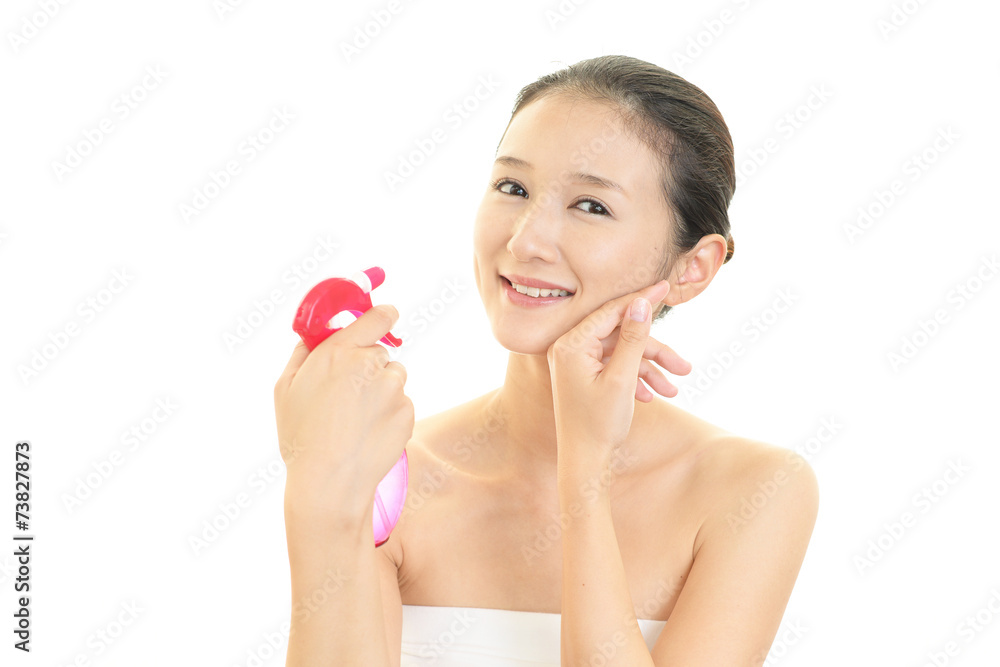 スキンケアをする女性 スキンケアをする女性